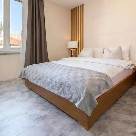 Apartma Tinkara شقة *