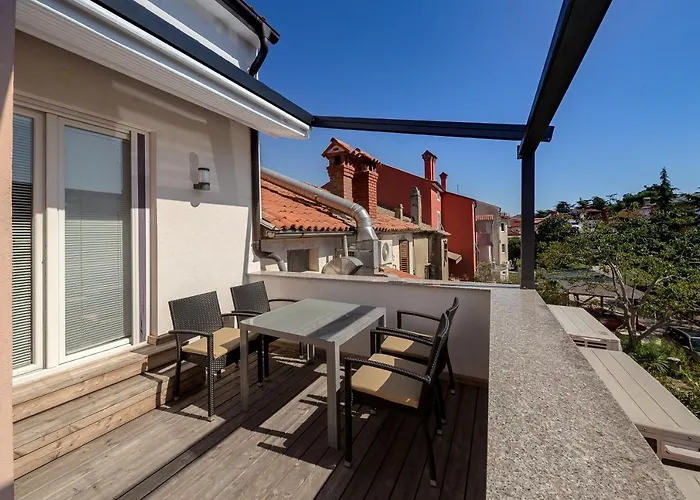 Apartma Tinkara شقة *